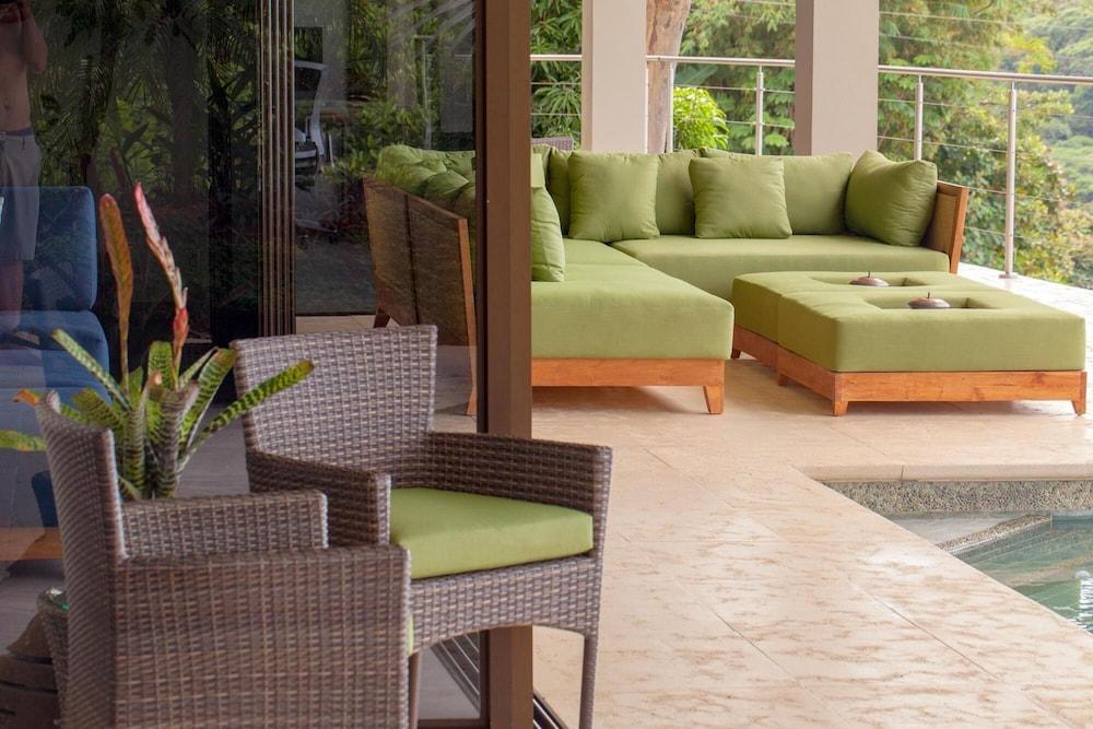 Luxe 4 Bdrm Villa w Epic Oceanview Infinity Pool