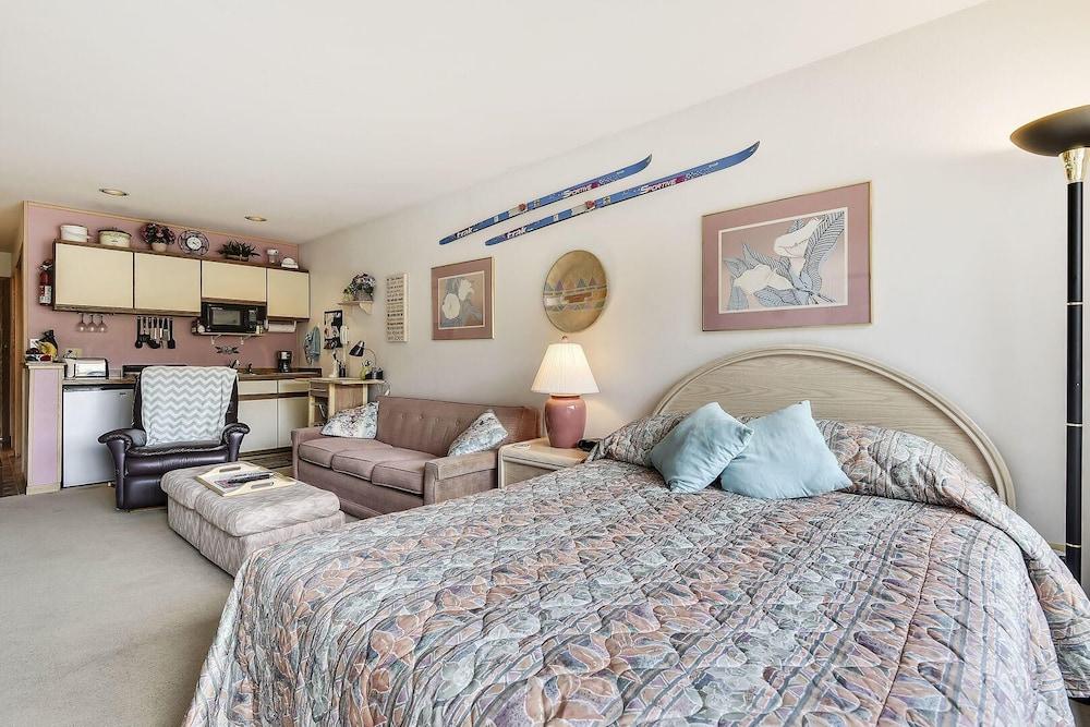 Cedar Lodge 221 Condo by Redawning