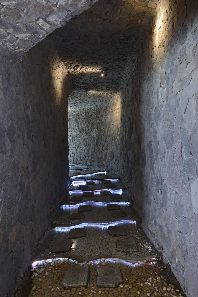 Espectacular y Enigmática Villa en Lago