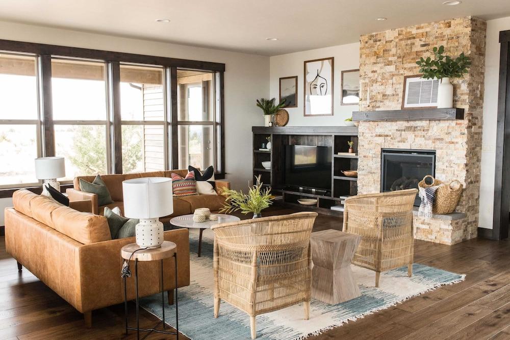 Clint by Avantstay Located Within The Brasada Ranch Community Golf Course, Pool & Hot Tub