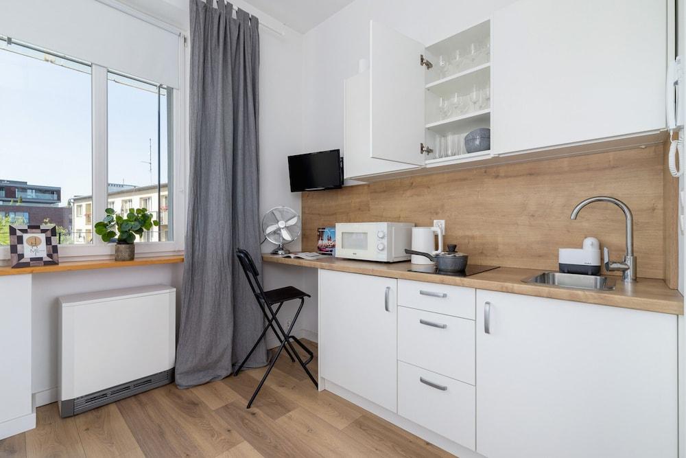 Cracow Solna Studio by Renters