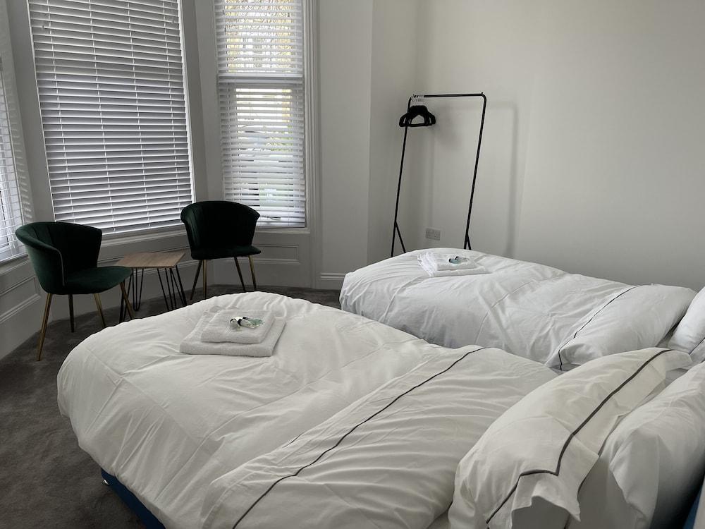 Spacious 2-bed Apartment With Free Parking