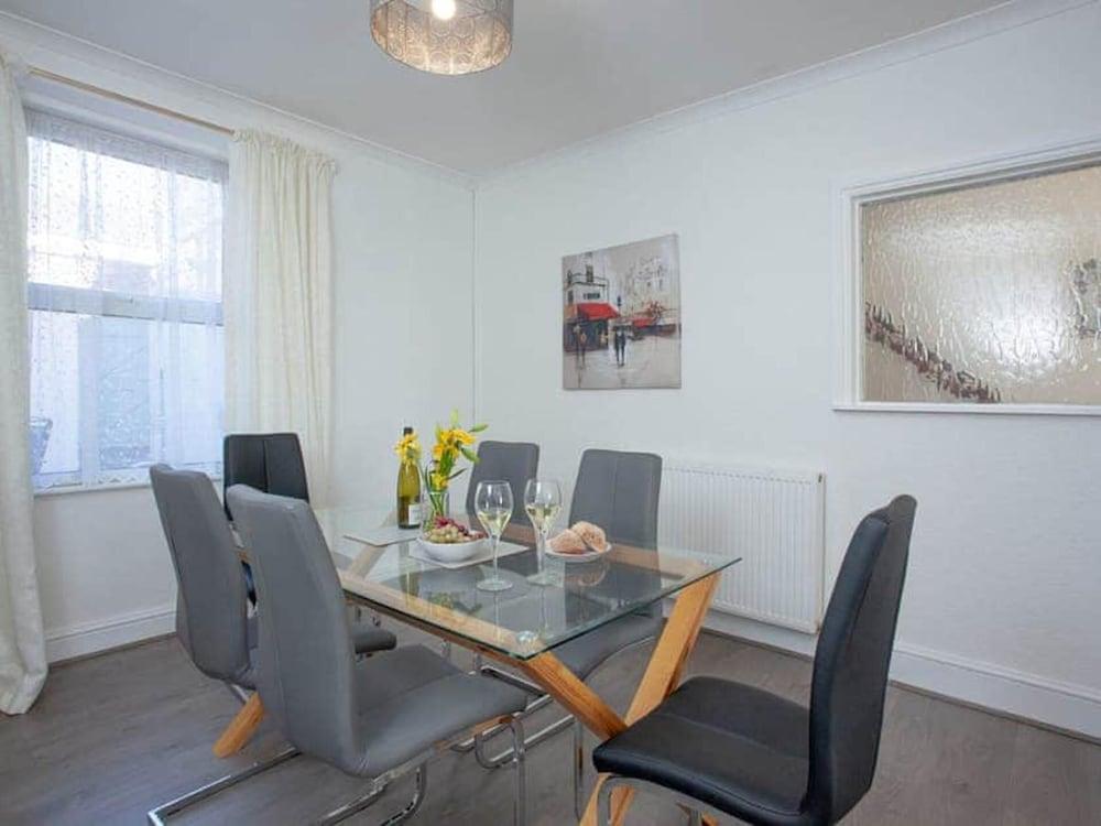 Torquay - House - Sleeps 6 - Pet Friendly