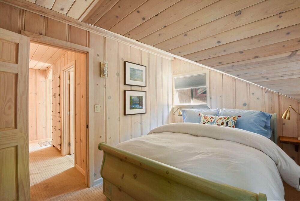 Mesmerizing Meeks Bay Outdoor Waterfront Deck