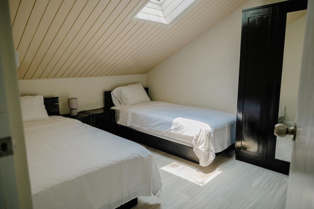 Huge 4-bedroom Apartment 2 km From Eagle Beach