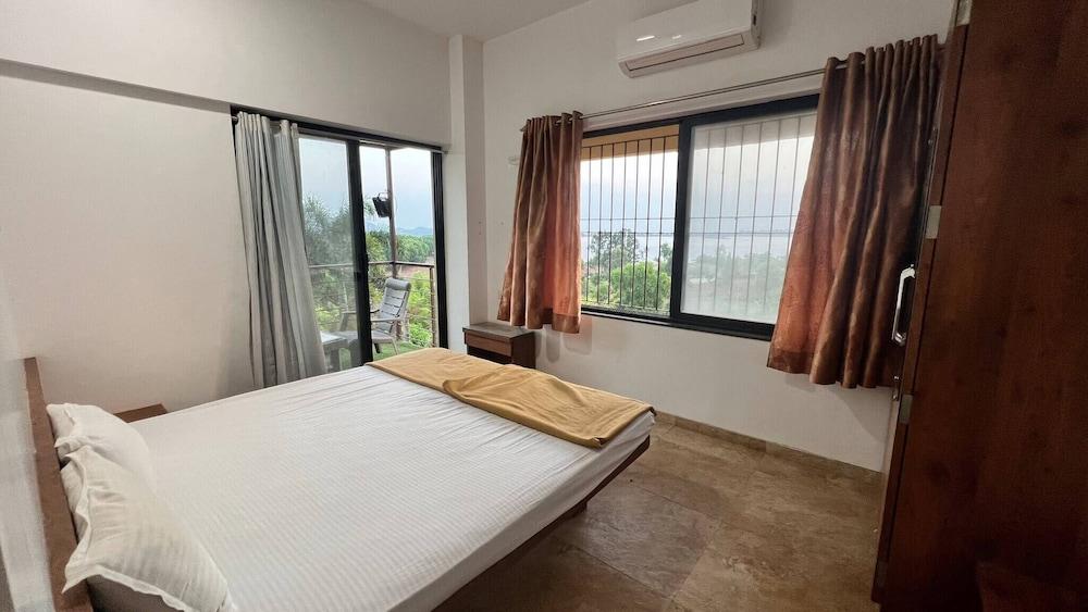 Stunning Views Rooftop Pool Lakefront Home