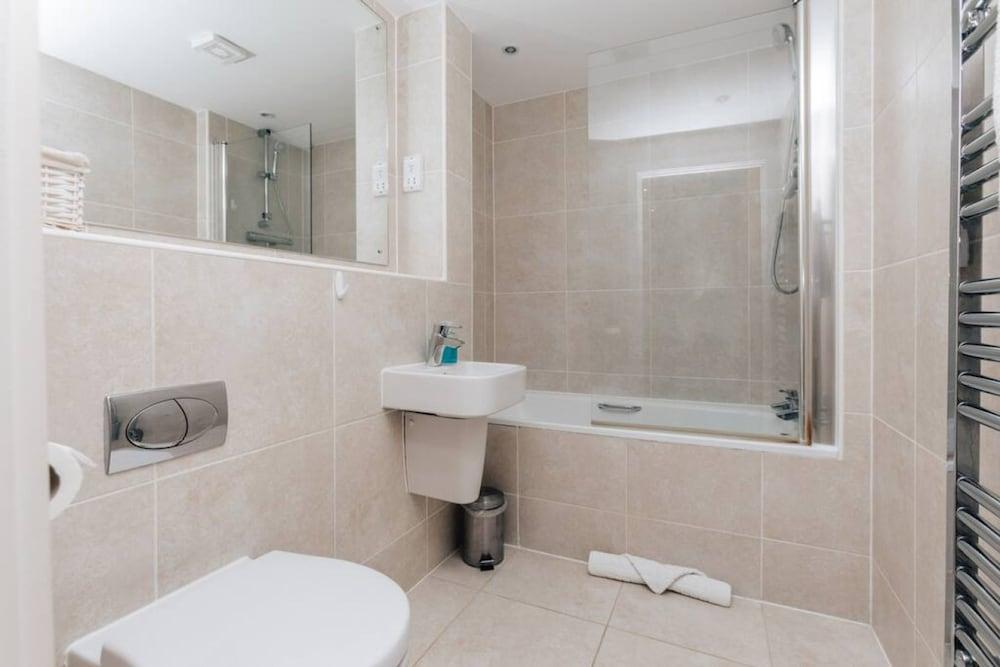 Central Modern Flat Sleeps 6 - Dedicated Parking - From 125 Per Night