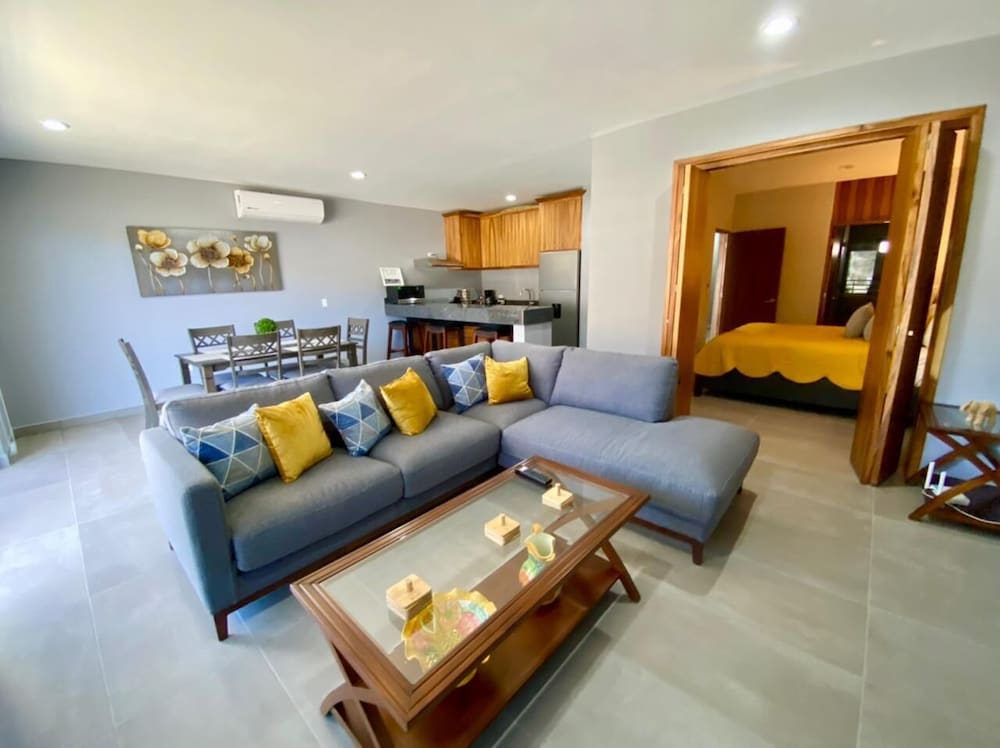 Beautiful New Condo Sea Breeze