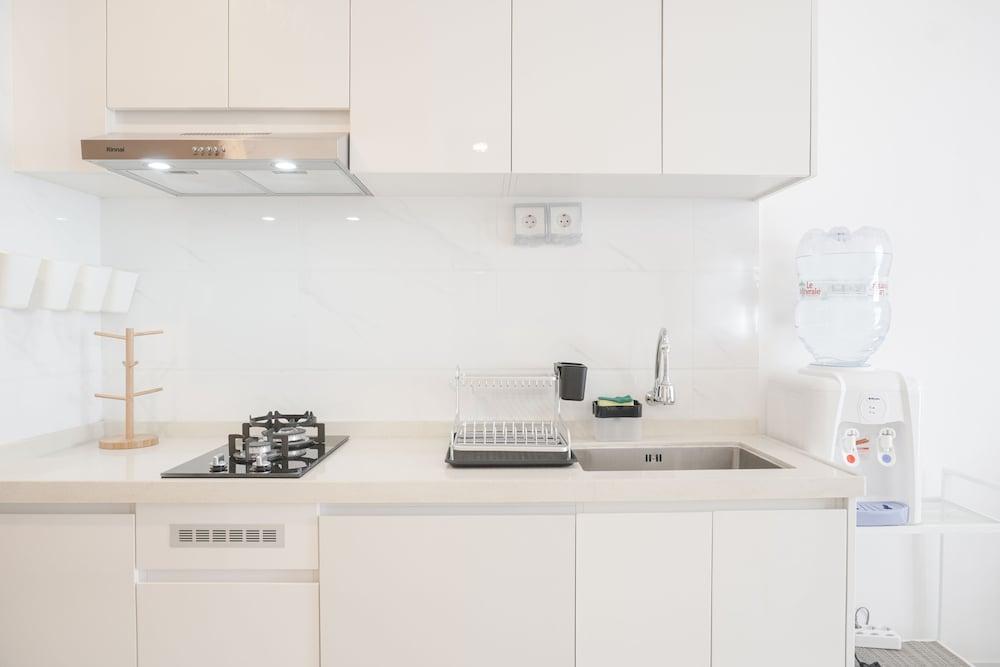 Homey And High Floor 2Br At Sky House Bsd Apartment