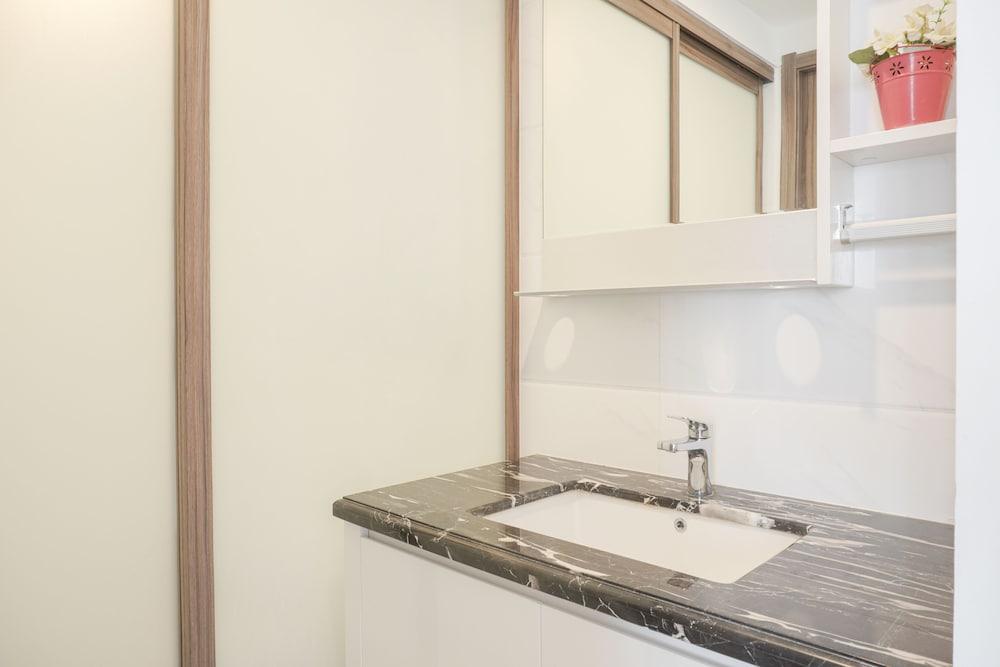 Homey And High Floor 2Br At Sky House Bsd Apartment