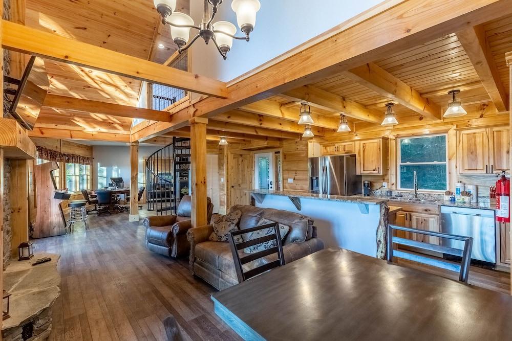 Stunning 2BR Cabin with Mountain Views