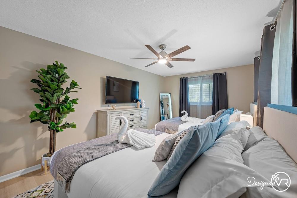 8BR Villa with Heated Pool Near Beach