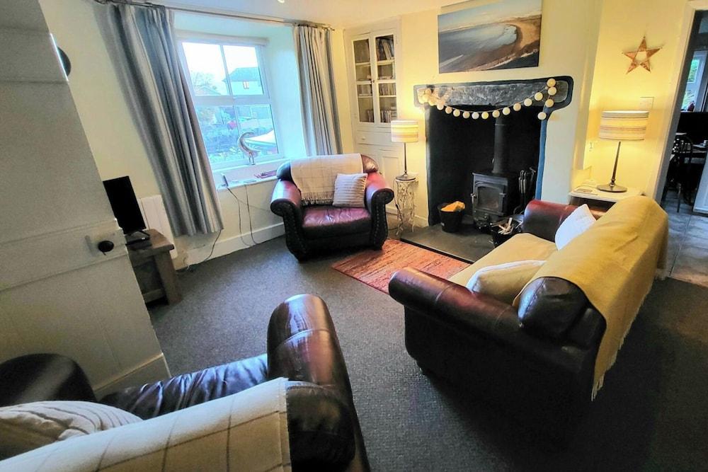 2 Bed Cottage Sleeps 4 - Pets Ok - Private Garden