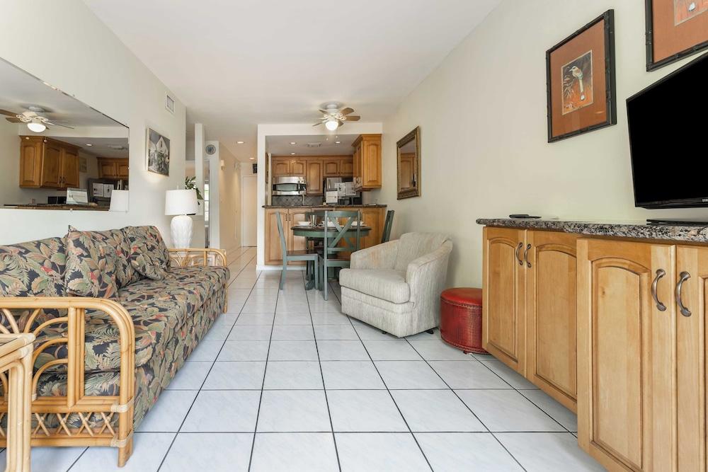 Conch Adventure by Avantstay Great Location w/ Patio, Outdoor Dining and Shared Pool! Week Long Stays