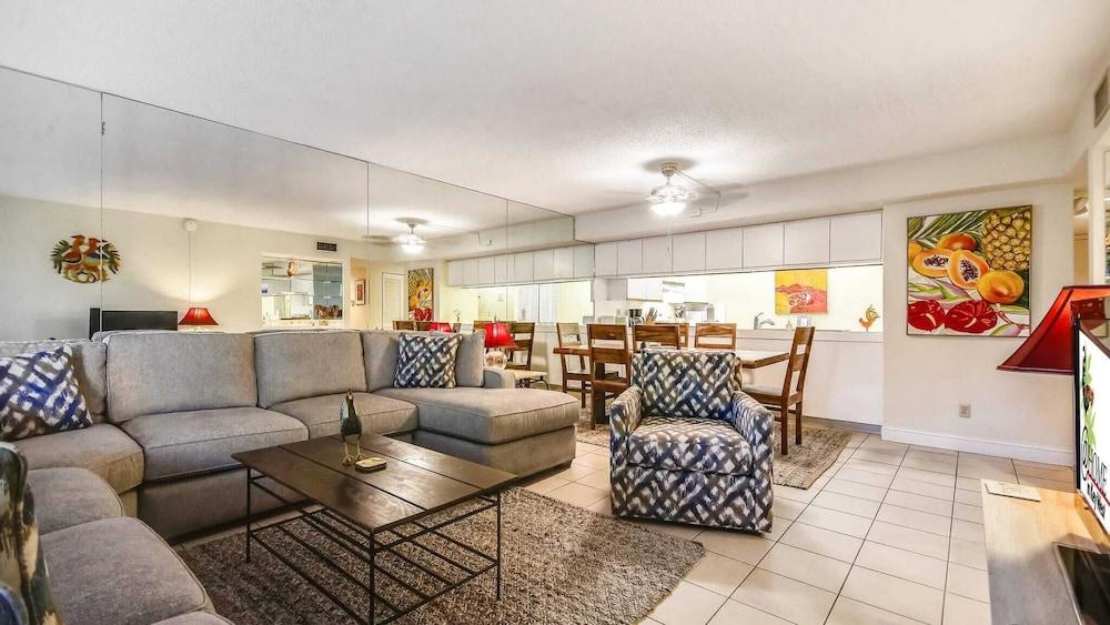 Beachfront 2bdr Condo, Pool & Hot Tub w/ Ocean Views Papaya Place by Avantstay