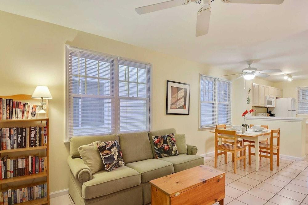 Gated Golf Community w/ Pool, Prime Location Mins to Old Town Long-term Stays