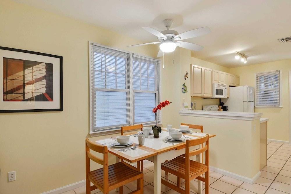 Gated Golf Community w/ Pool, Prime Location Mins to Old Town Long-term Stays