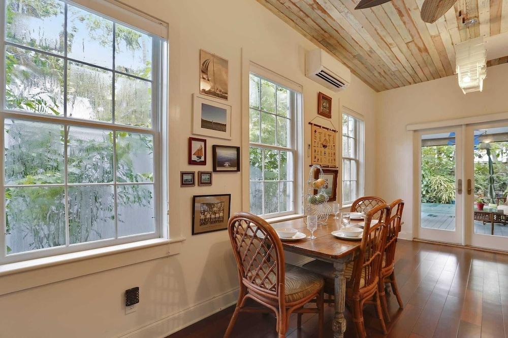 Boat House by Avantstay Character Cottage Central Location w/ Shared Pool Month Long Stays