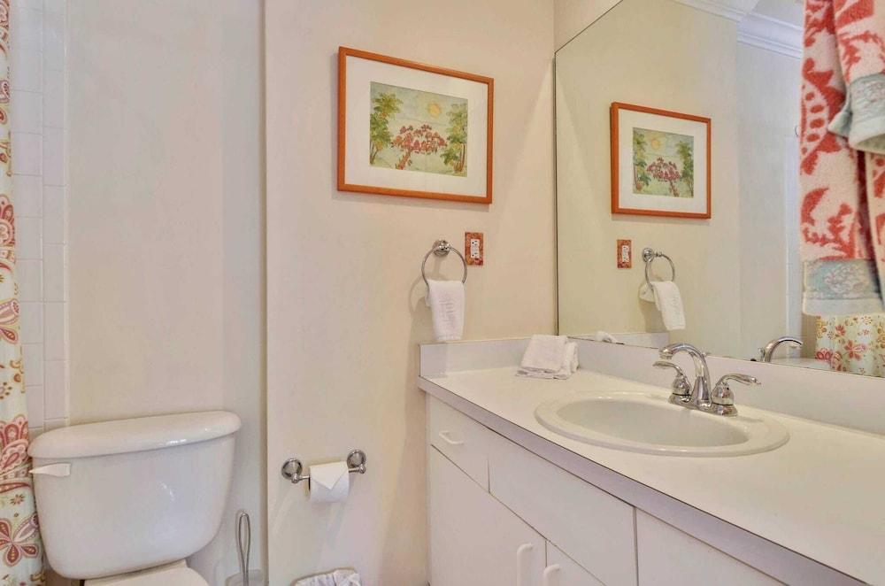 Breezy Bungalow by Avantstay Close 2 Zachary Taylor State Park & Beach w/ Shared Pool Week Long Stays