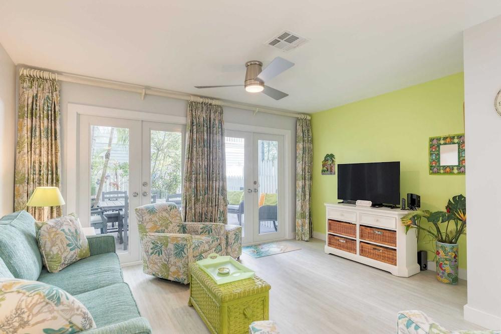 Bahamian Reed by Avantstay Walk to Everything! w/ Community Pool Week Long Stays Only