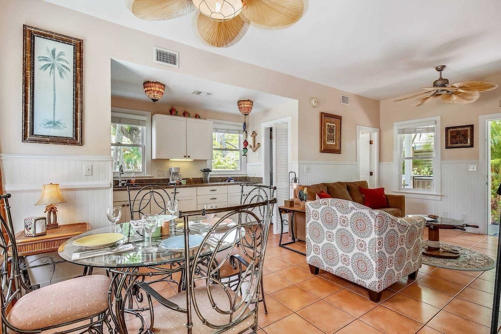 Land Of Love by Avantstay Pets Allowed! Shared Pool! Great Location! Month Long Stays Only