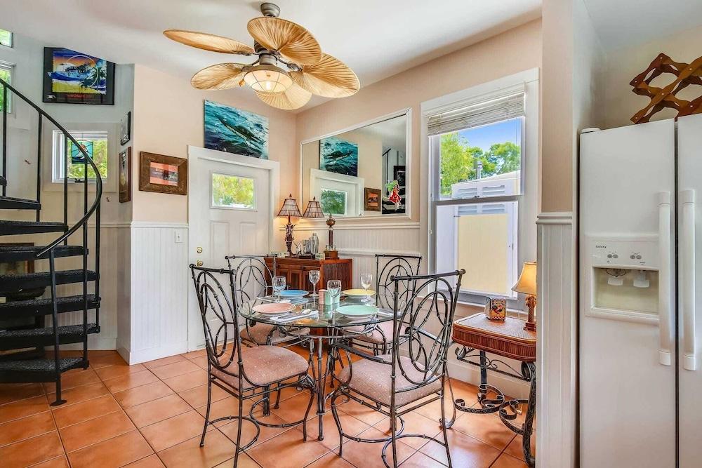 Land Of Love by Avantstay Pets Allowed! Shared Pool! Great Location! Month Long Stays Only