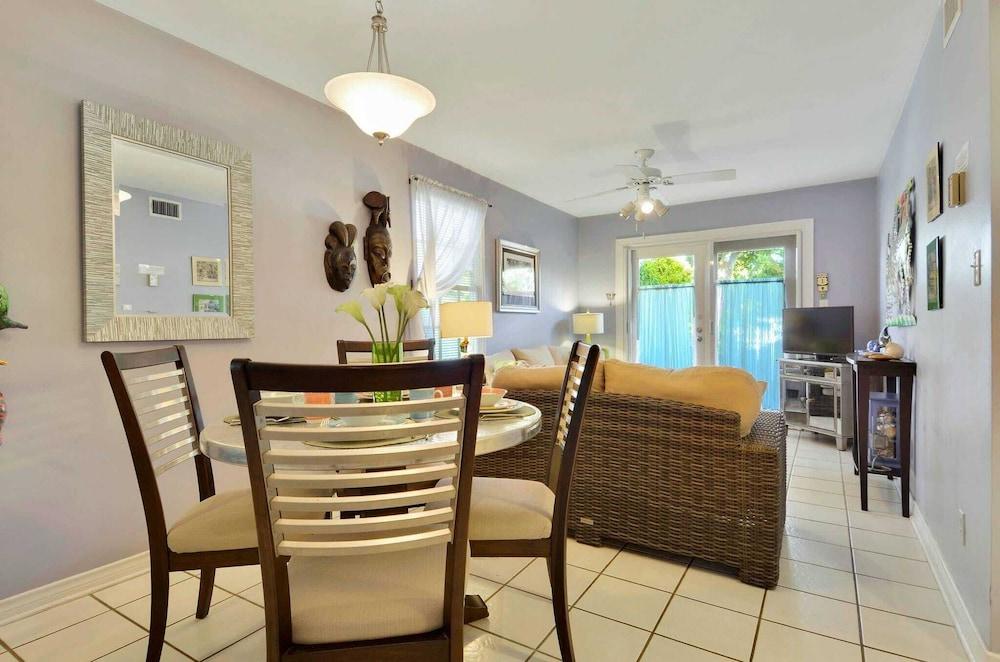 Lavender Jungle by Avantstay Great Location w/ Patio & Shared Pool! Week Long Stays Only