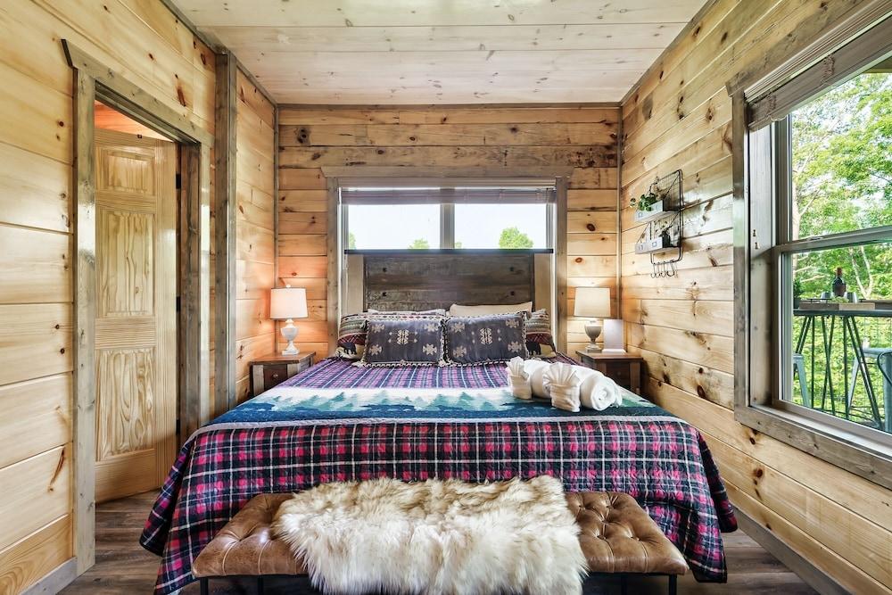 Eagle Splash Vista| Pool Projector, Pet Friendly, Game Room