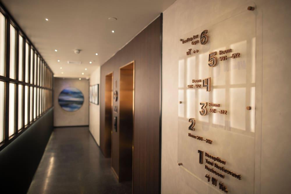 The Gravitique Hotel Khaosan