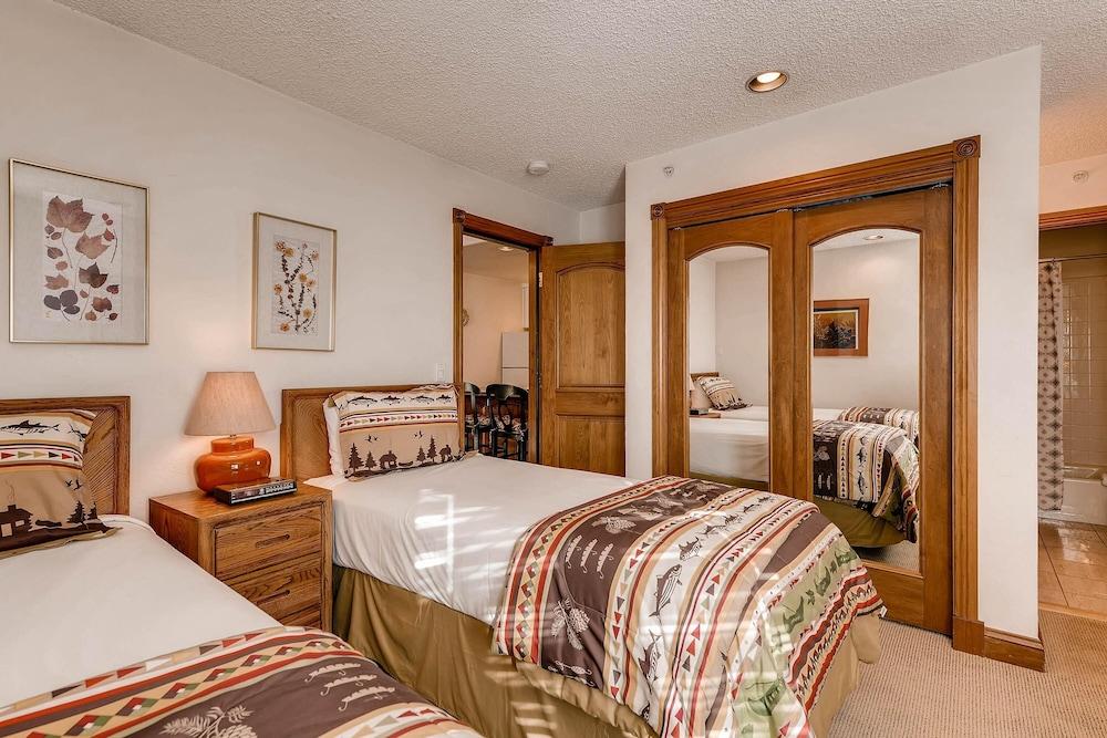 Westwind 406 2BD 2BA Gold Condo