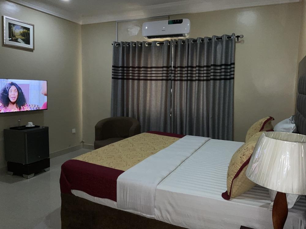 LIS HOTEL AND SUITES