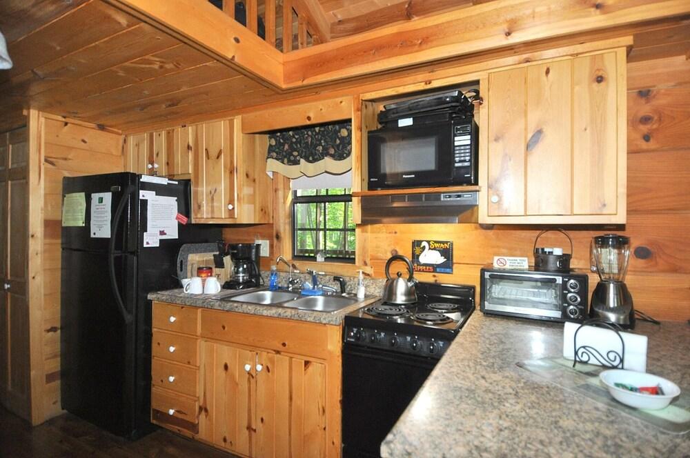 Sleepy Creek - Creekside Escape