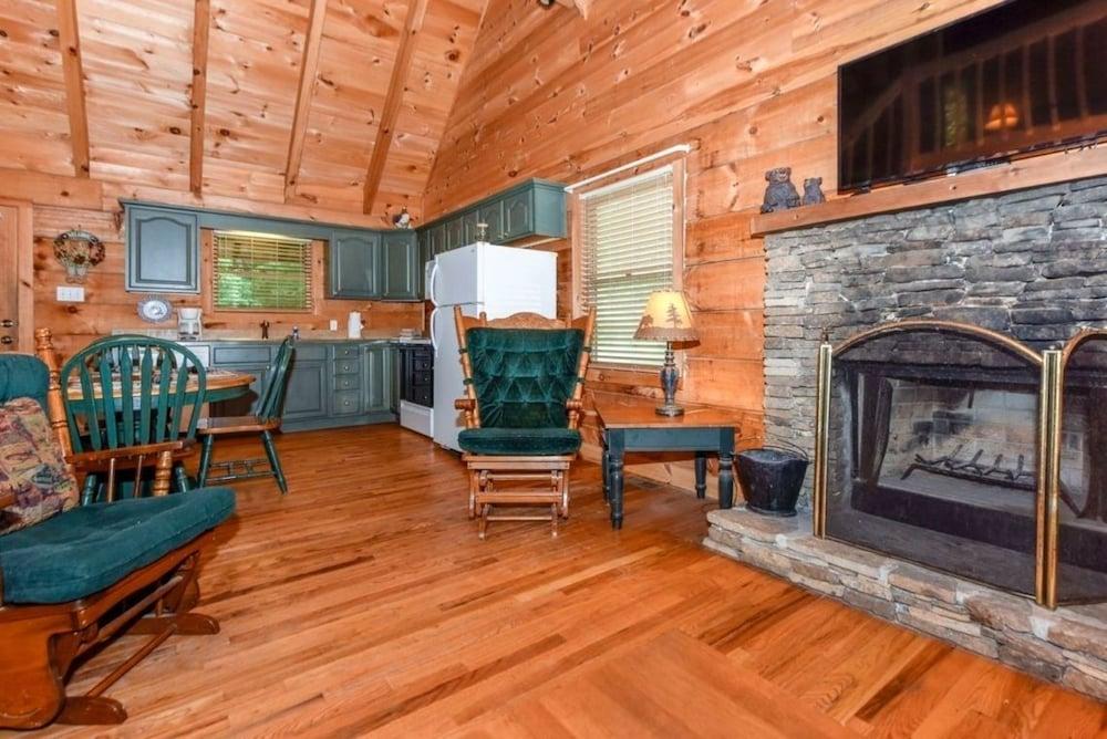 Creekside 2 Bedroom Cabin by RedAwning