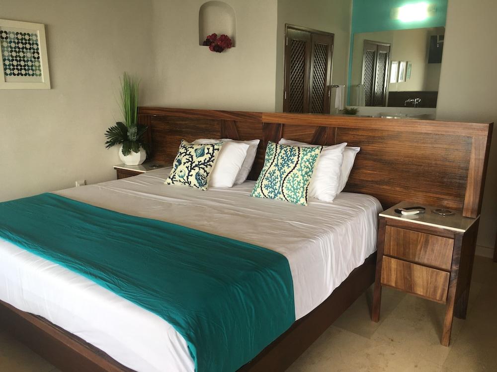 Los Tules Mexican Resort