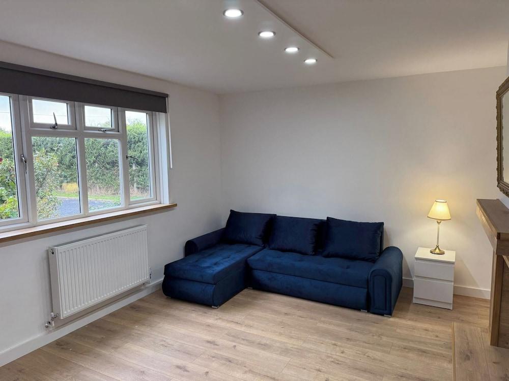 4 Bed House - Sleeps 10 - Pets - Parking - Wifi