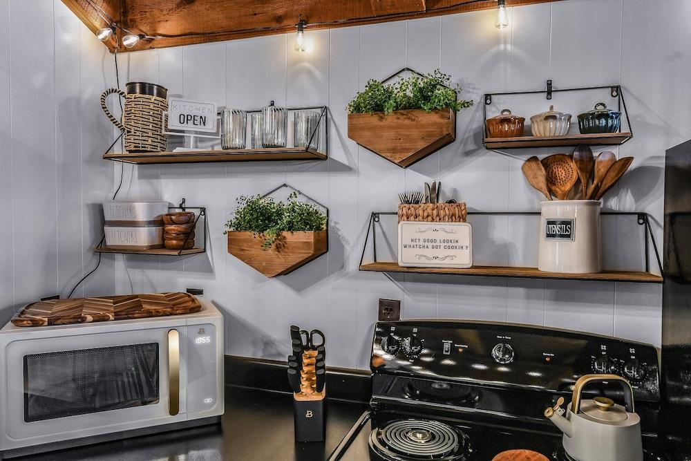 Cliff Haven 1 Bedroom Cabin by RedAwning