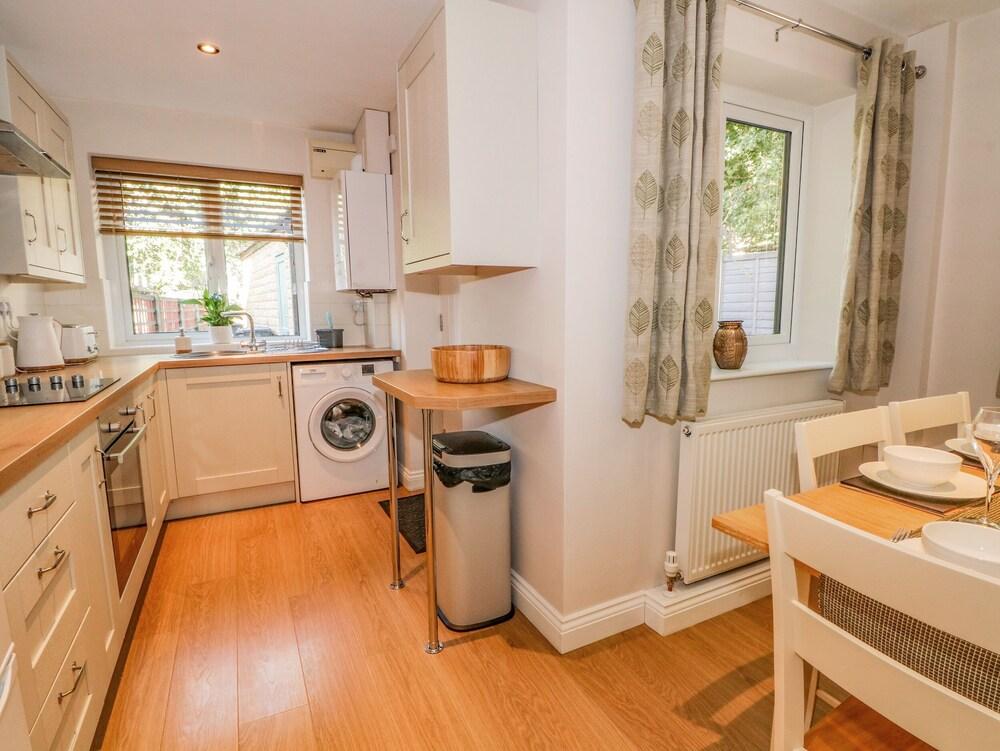 6 Hunters Green Close