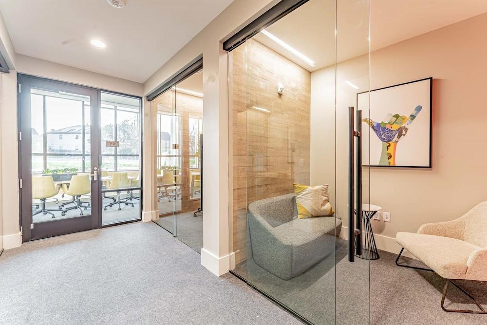 Top Floor Soco 2BR King Suite 8 Mins to Downtown