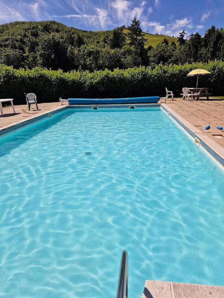 Glamping Hut - Sleeps 2, hot tub & Parking