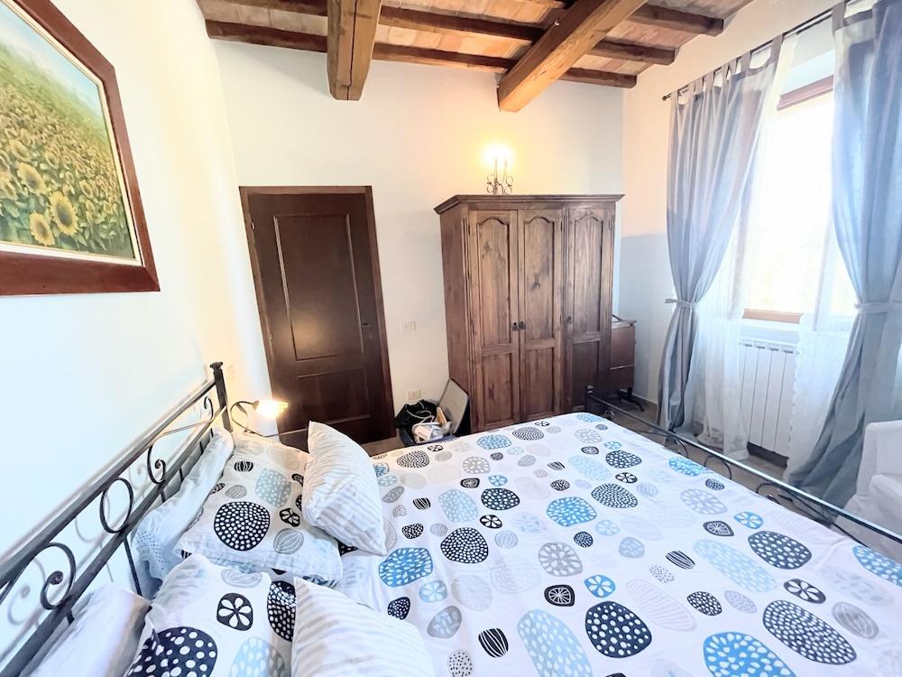 Detached Villa - Sleeps 10 - Pool - Pergola - Playground for Children - Wifi