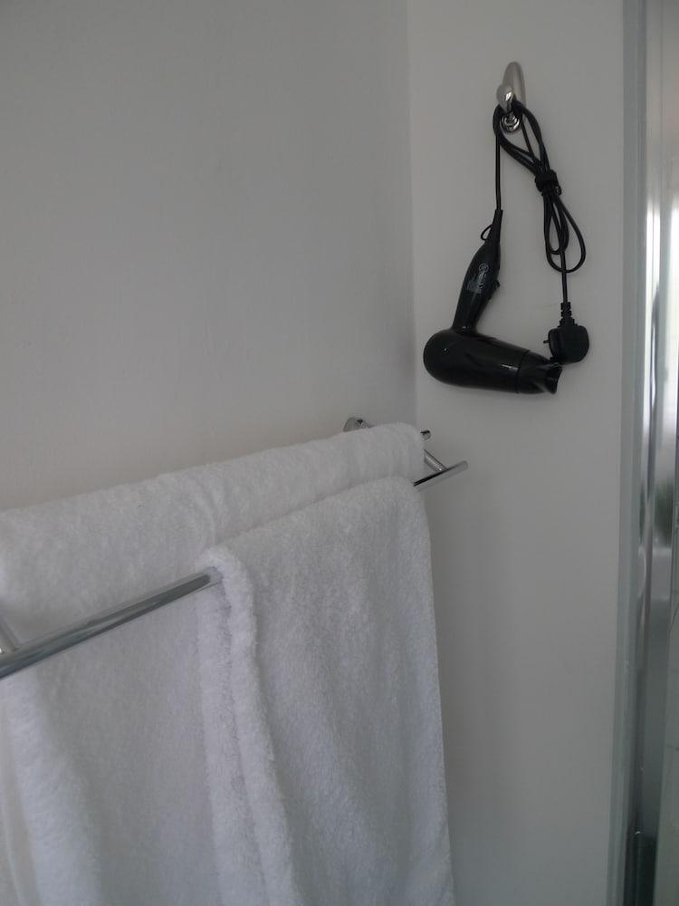 Whole Apartment With Balcony, Breakfast & Parking