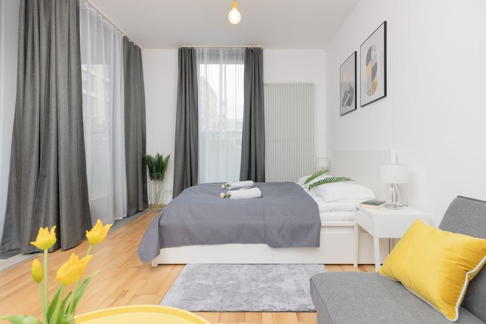 Studio Warsaw Kolejowa by Renters