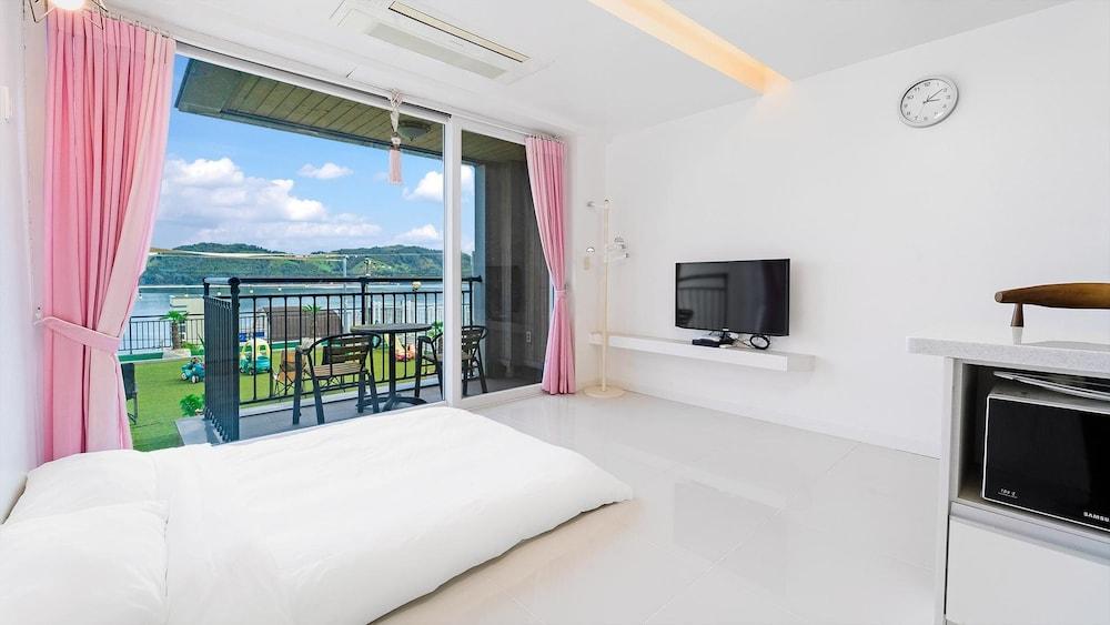 Namhae Spring, Summer, Fall, Winter Pet-