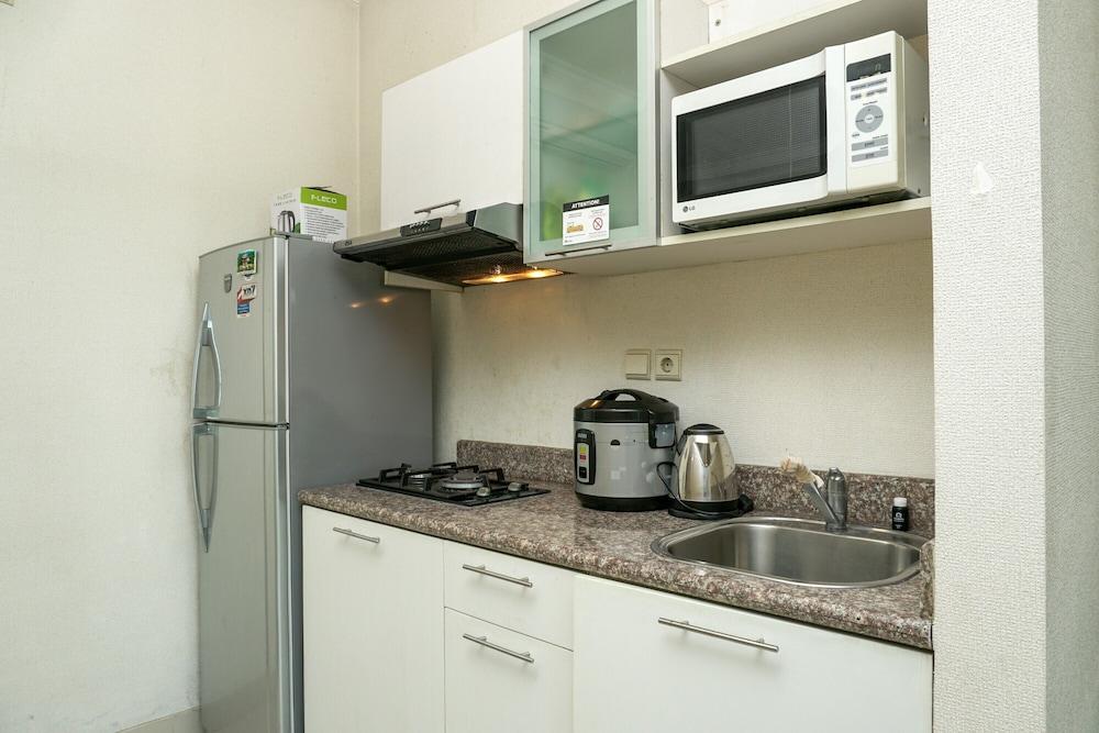 Comfy 1Br At Bellezza Apartment