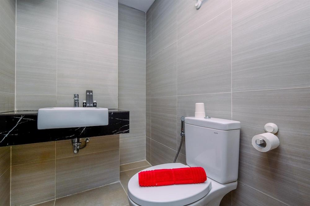 Fancy And Well Designed Studio At West Vista Apartment