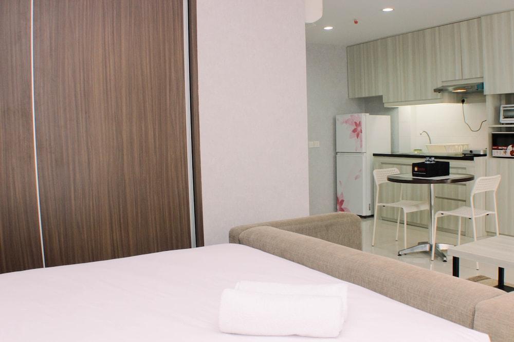 Big And Cozy Studio At Azalea Suites Apartment