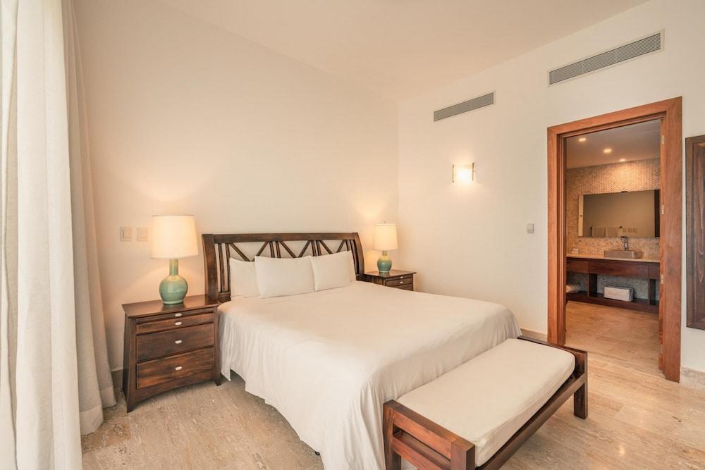 2BR Apt 5 Guests Balcony With Pool View