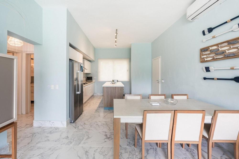 Two-bedroom apt With Pool View bbq in Lake View