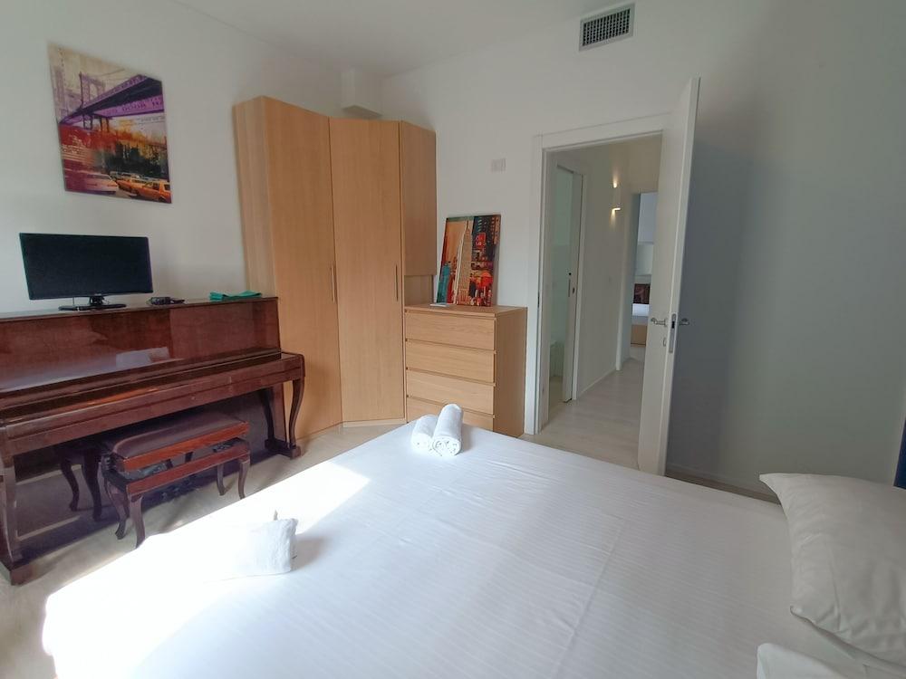 JOIVY Elegant Flat For 4 with 2 Balconies