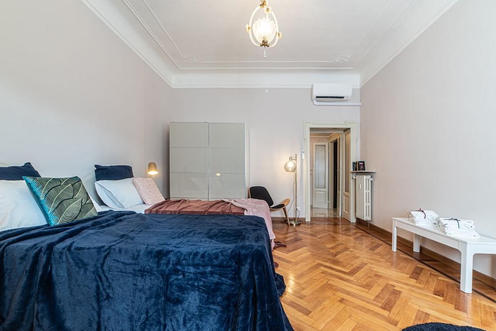 JOIVY Sophisticated Flat W/ Desk